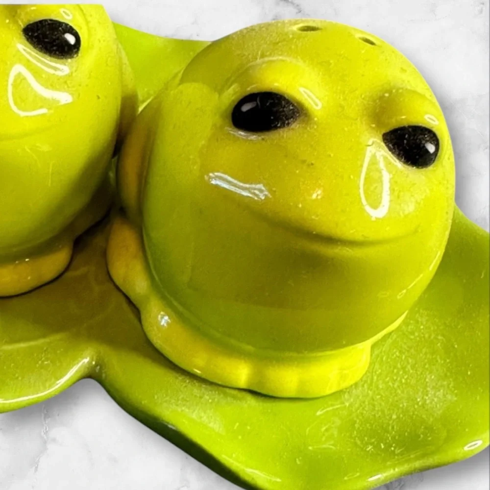 Grasslands road ceramic green frogs on lily pad salt and pepper shakers